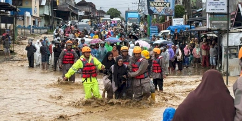357038_06082026112025_Petugas_kepolisian_dan_SAR_mengevakuasi_warga_yang_terjebak_banjir_di_salah_satu_ruas_jalan_di_Sumatera_Utara,_Rabu,_26_November_2025._.jpg